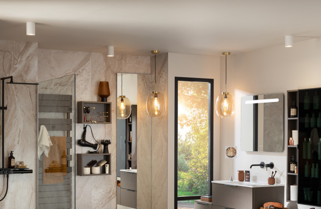 Spots d'éclairage style boule ronde en verre moderne dans une salle de bains