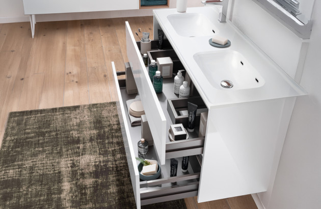 Meuble sous vasque blanc avec deux grands tiroirs de rangement organisés