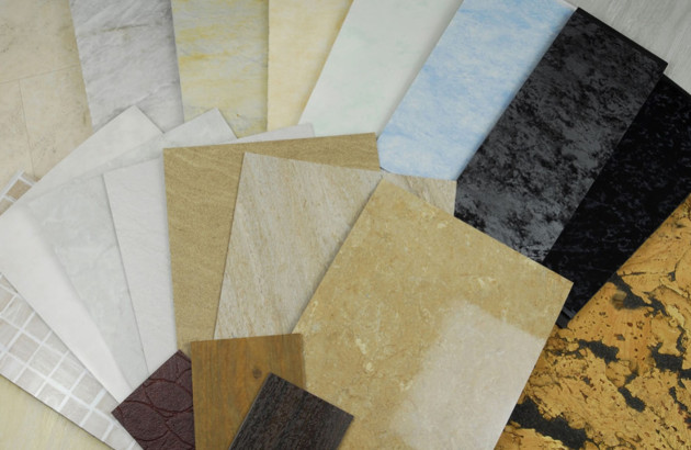 Sélection de carreaux de carrelage posés sur le sol