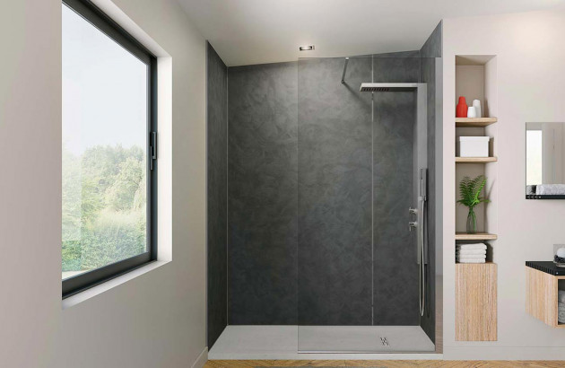 Une douche à l'italienne tout en longueur avec revêtement mural anthracite, petit bac receveur, paroi en verre et mitigeur design en angle droit