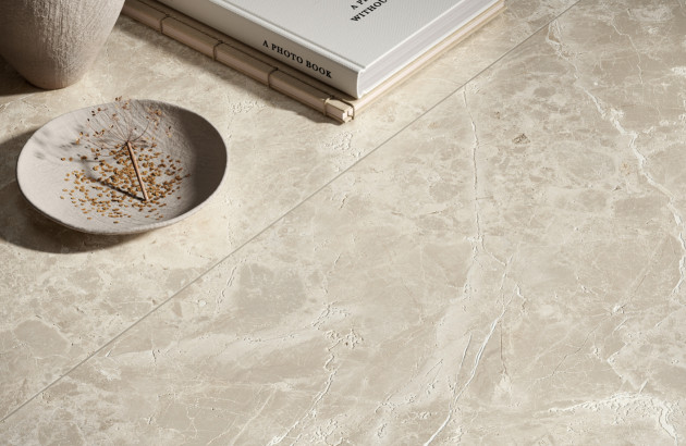 Carrelage imitation pierre beige au sol, vue proche