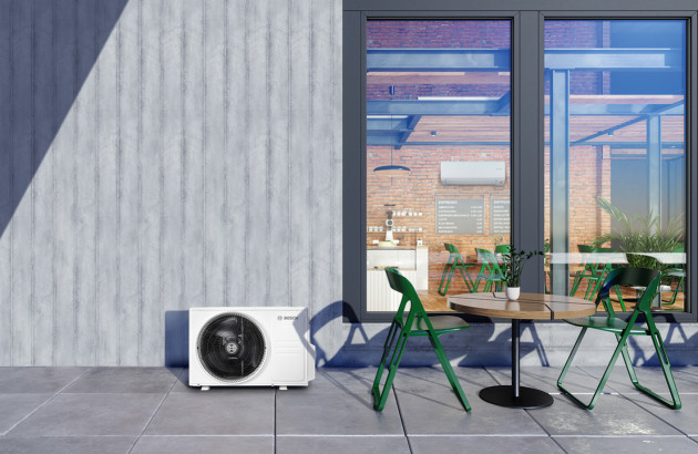 climatisation Bosch blanche sur une terrasse près d'une grande fenêtre et intérieur d'un café avec une climatisation murale