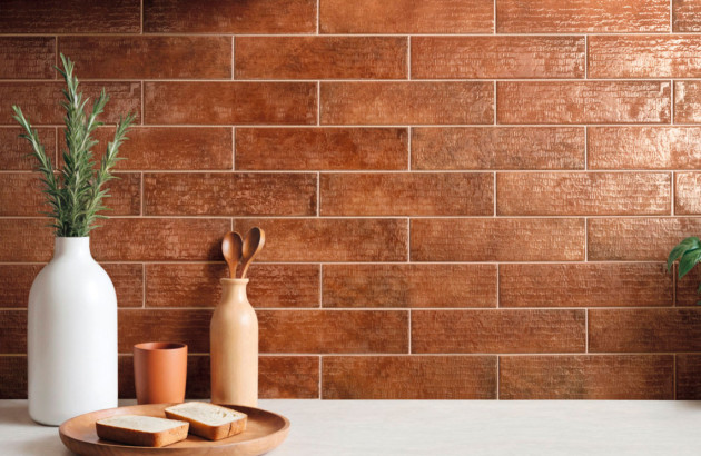 Carrelage slim effet terre cuite posé sur le mur