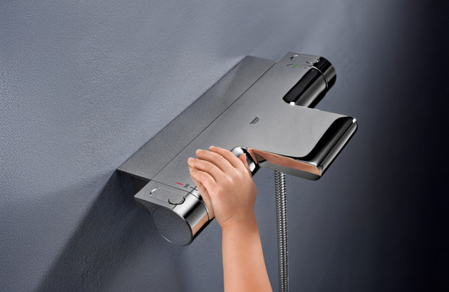 Enfant qui utilise un mitigeur thermostatique