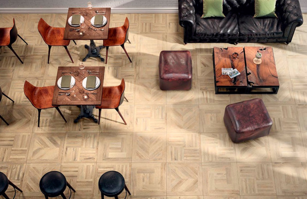 Salle de repas avec du carrelage imitation bois