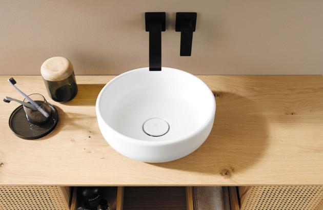 Vasque moderne posé sur un plan en bois
