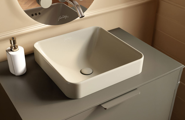 Vasque rectangulaire à poser en finition beige mate avec lignes épurées.