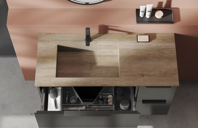 Meuble vasque suspendu style Japandi avec plan en bois clair, robinetterie noire mate et tiroir de rangement organisé.