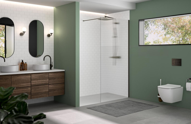 salle de bain moderne avec des murs vert olive et blancs avec une douche à l'italienne à paroi de verre et un double meuble-lavabo et des toilettes