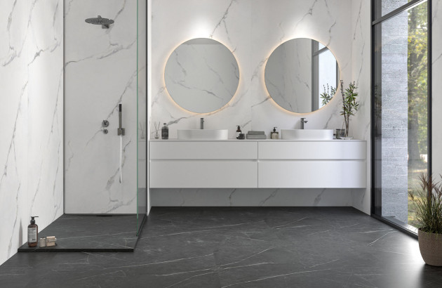 Salle de bains contemporaine avec receveur de douche extra-plat noir, double vasque suspendue et finitions effet marbre.