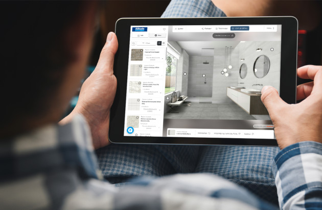 Homme qui utilise un simulateur Espace Aubade sur sa tablette