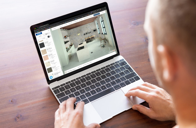 Personne utilisant un configurateur en ligne pour visualiser différents carrelages dans un intérieur.