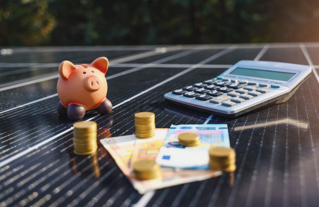 Tirelire cochon calculatrice et argent : représentation de calcul d'économie d'énergie