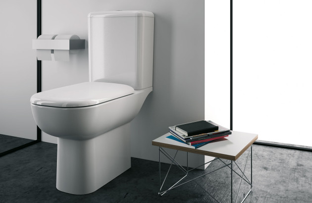 WC à poser avec une tablette et des livres