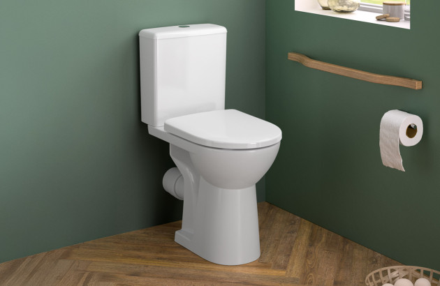 WC PMR sur pied avec barre d’appui dans toilettes ergonomiques modernes.