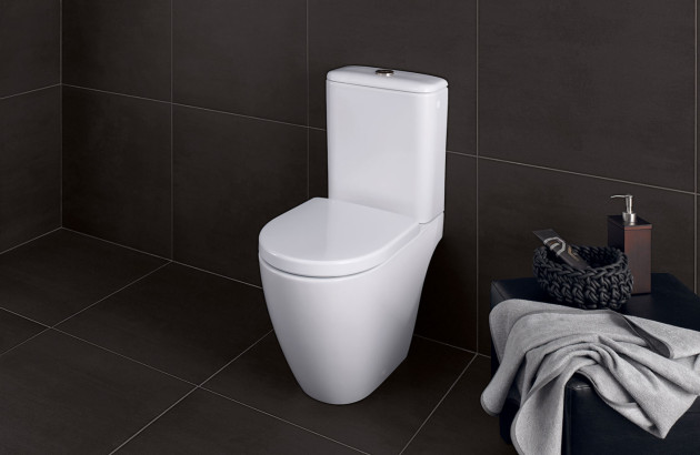 WC à sortie horizontale Avento DirectFlush sur pied de villeroy& boch