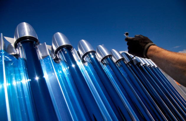 Vue rapprochée de tubes de fluide caloporteurs