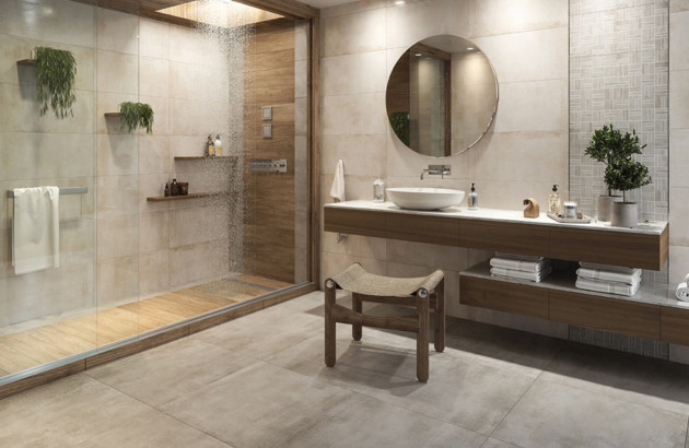 Salle de bains élégante avec douche à l’italienne, meuble vasque en bois foncé et carrelage beige grand format.