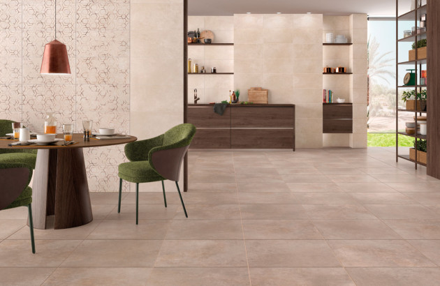 Cuisine ouverte élégante avec grand carrelage beige et mobilier en bois foncé.