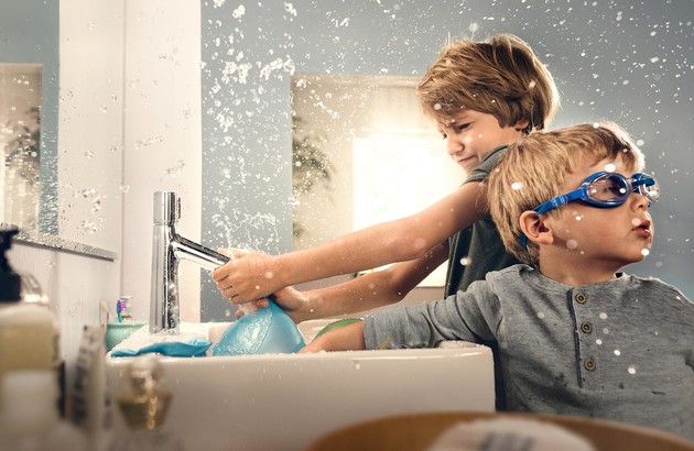 enfants qui jouent dans la salle de bains