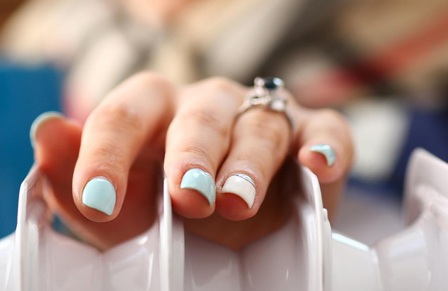 main de femme posée sur le radiateur