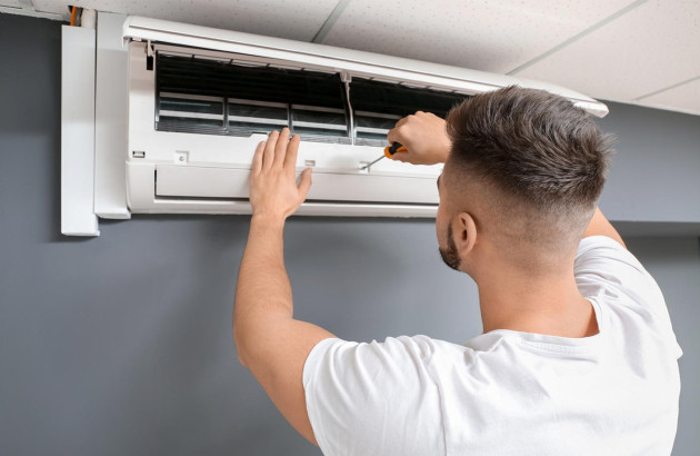 Confier le démontage d'un climatiseur à un artisan