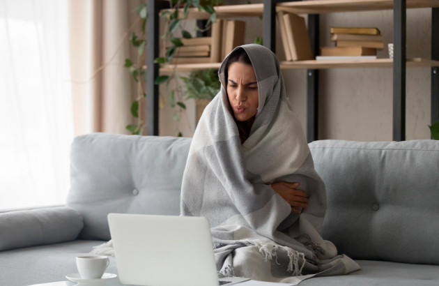 Femme cherchant une solution pour débloquer son robinet thermostatique