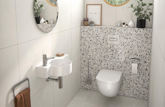 une petite salle de bains design avec des wc compactes