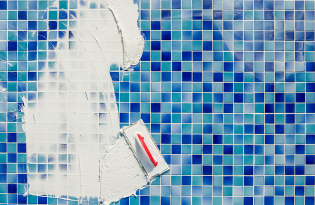 Application de mortier sur un carrelage de piscine