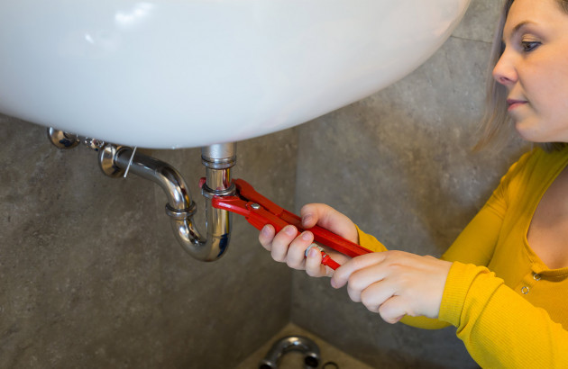 Installer l'arrivée d'eau et l'évacuation d'un lavabo 