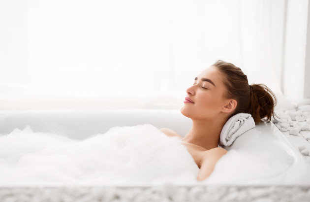 Femme se relaxant dans son bain