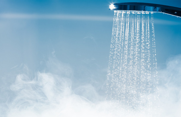 Jet d'eau chaude depuis une douchette