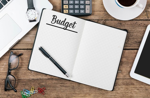 cahier sur une table avec l'inscription budget