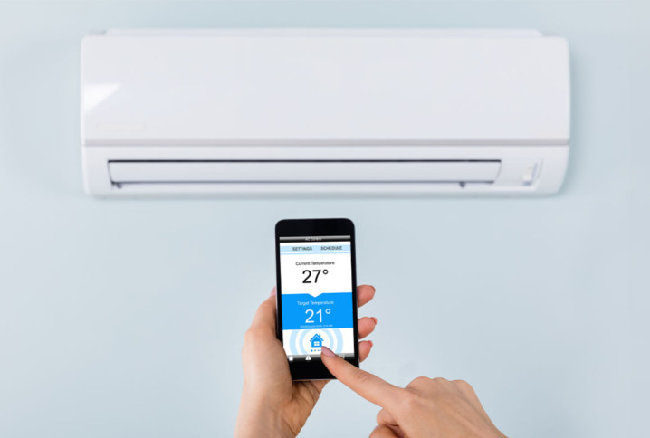 Commande d’un climatiseur mural via une application mobile qui montre une solution de climatisation connectée et intelligente