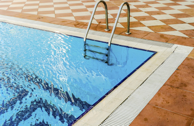 carrelage autour de la piscine