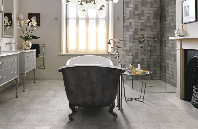 Une salle de bains vintage et chic avec sa baignoire sur pied