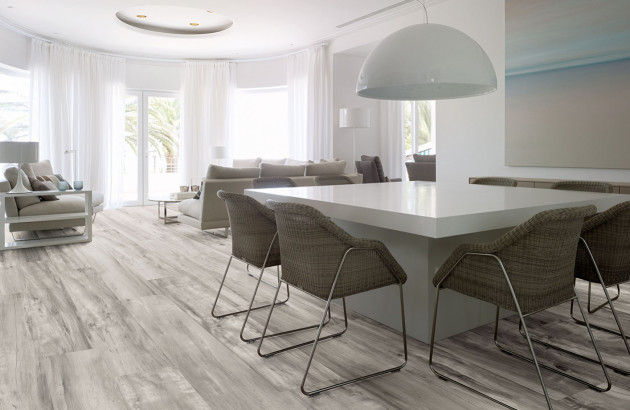 salon avec un parquet gris