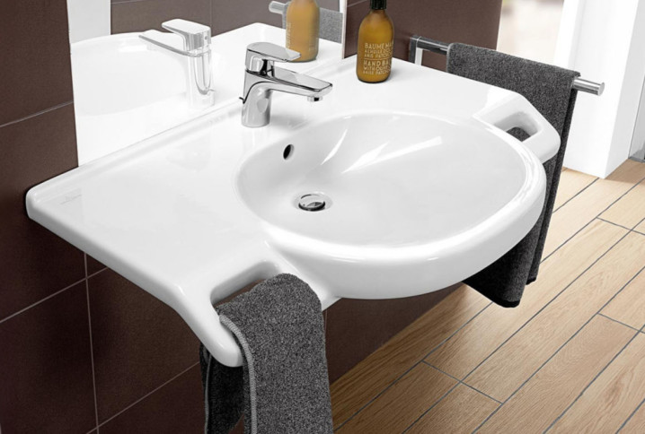 Lavabo PMR avec porte serviettes intégré