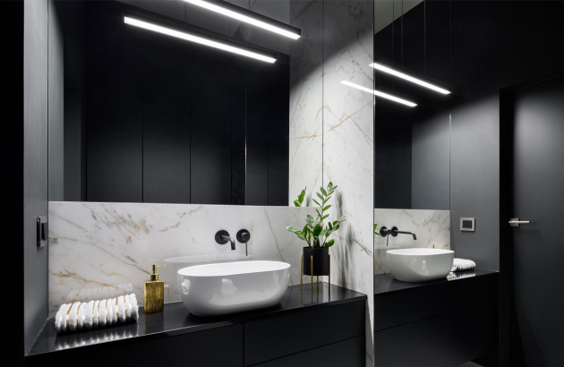 salle de bains noir et blanc avec luminaire néon