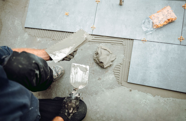 Pose de carrelage sur une dalle de béton