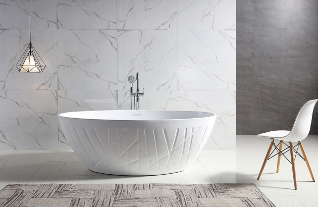 salle de bains avec mur en marbre et baignoire blanche