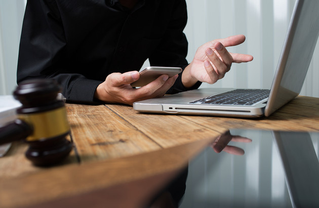 une personne travaillant sur son ordinateur