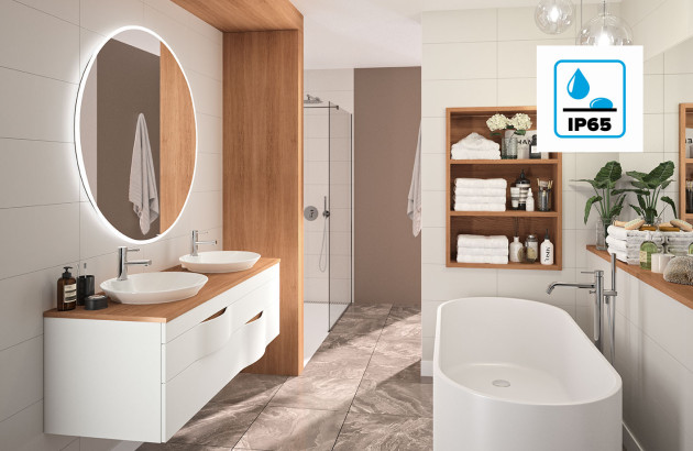 salle de bains lumineuse blanche avec mobilier en bois. Pictogramme norme IP en haut à droite de l'image