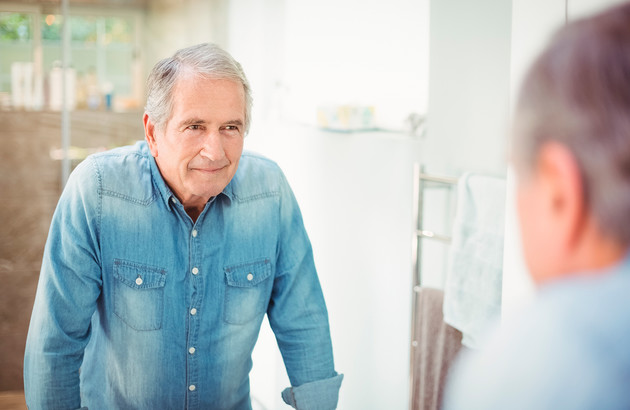 Senior dans une salle de bains