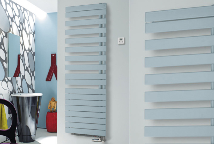 Sèche-serviettes plat bleu clair dans une salle bains