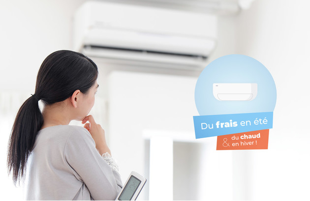femme regardant son unité de clim murale avec une télécommande