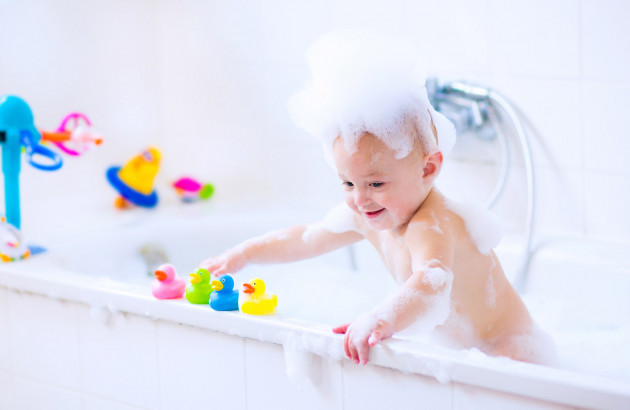 Enfant jouant dans son bains