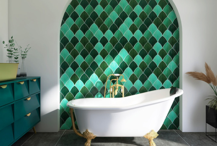 Salle de bains avec baignoire et carrelage mural vert décoratif