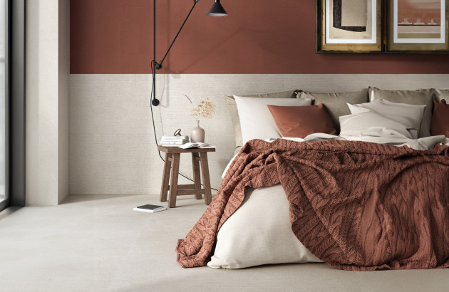Chambre avec carrelage blanc et mur marron