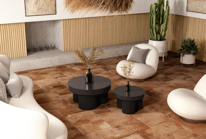 Salon chaleureux avec carrelage effet terre cuite et revêtement mural en bois rainuré 